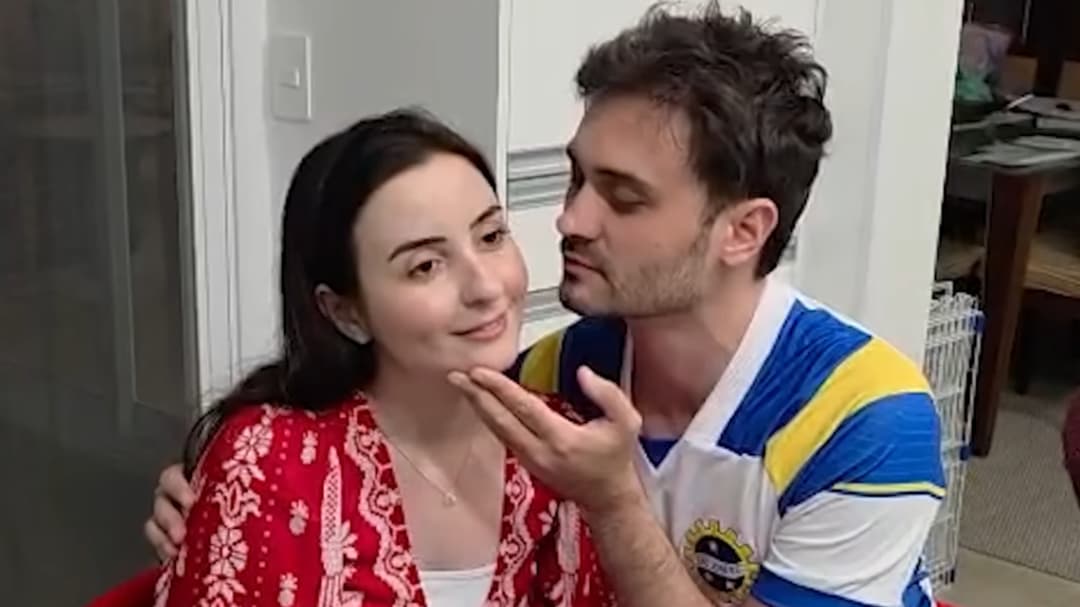 Brazilian doctors prove they’re world’s “mejor couple” by smashing record for most kisses