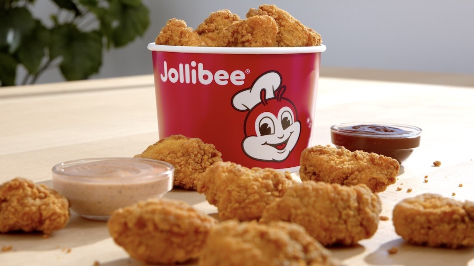 Jollibee amplia su menu con nuggets y seis salsas nuevas