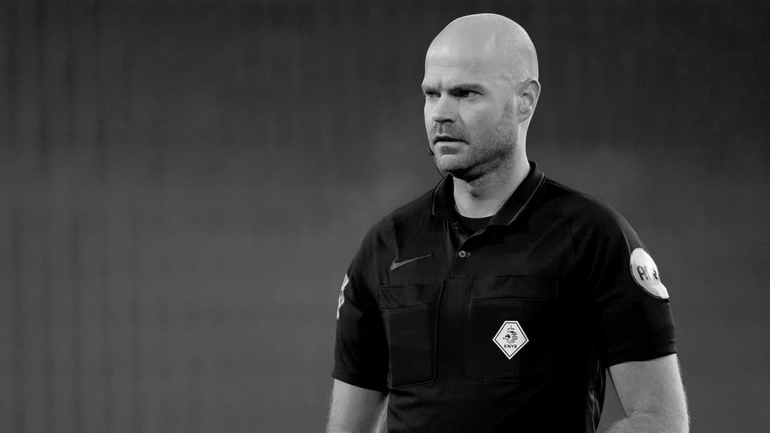 Muere arbitro neerlandes semanas después de quedar fuera del Mundial tras un arresto