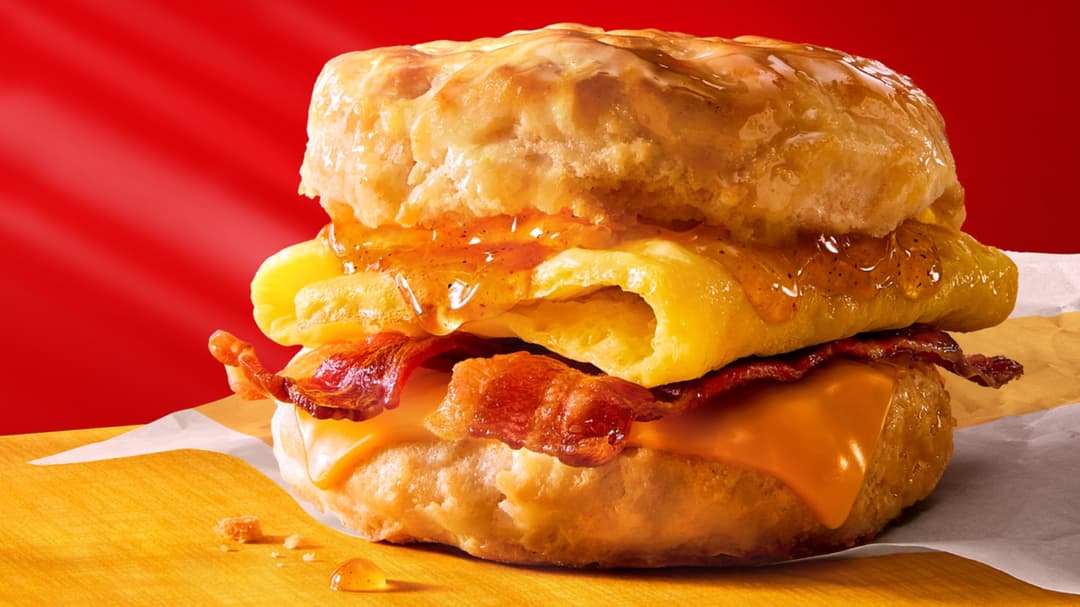 McDonald's actualiza sus tiras McCrispy con receta más crujiente y nueva salsa Caesar
