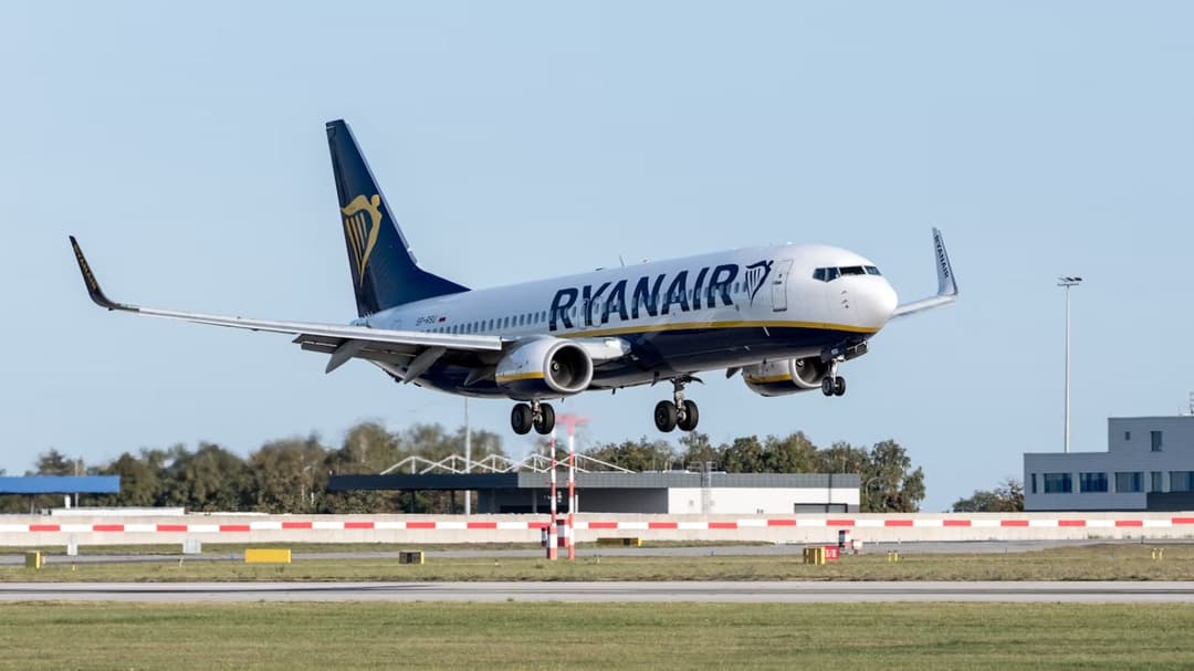 Hombre que estuvo a punto de ser succionado por la ventana de un avión de Ryanair busca compensación