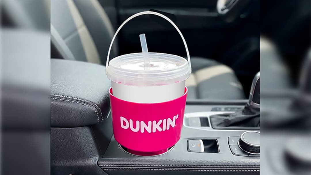 Dunkin' vuelve a ofrecer sus cubos de 48 oz con un portavasos especial