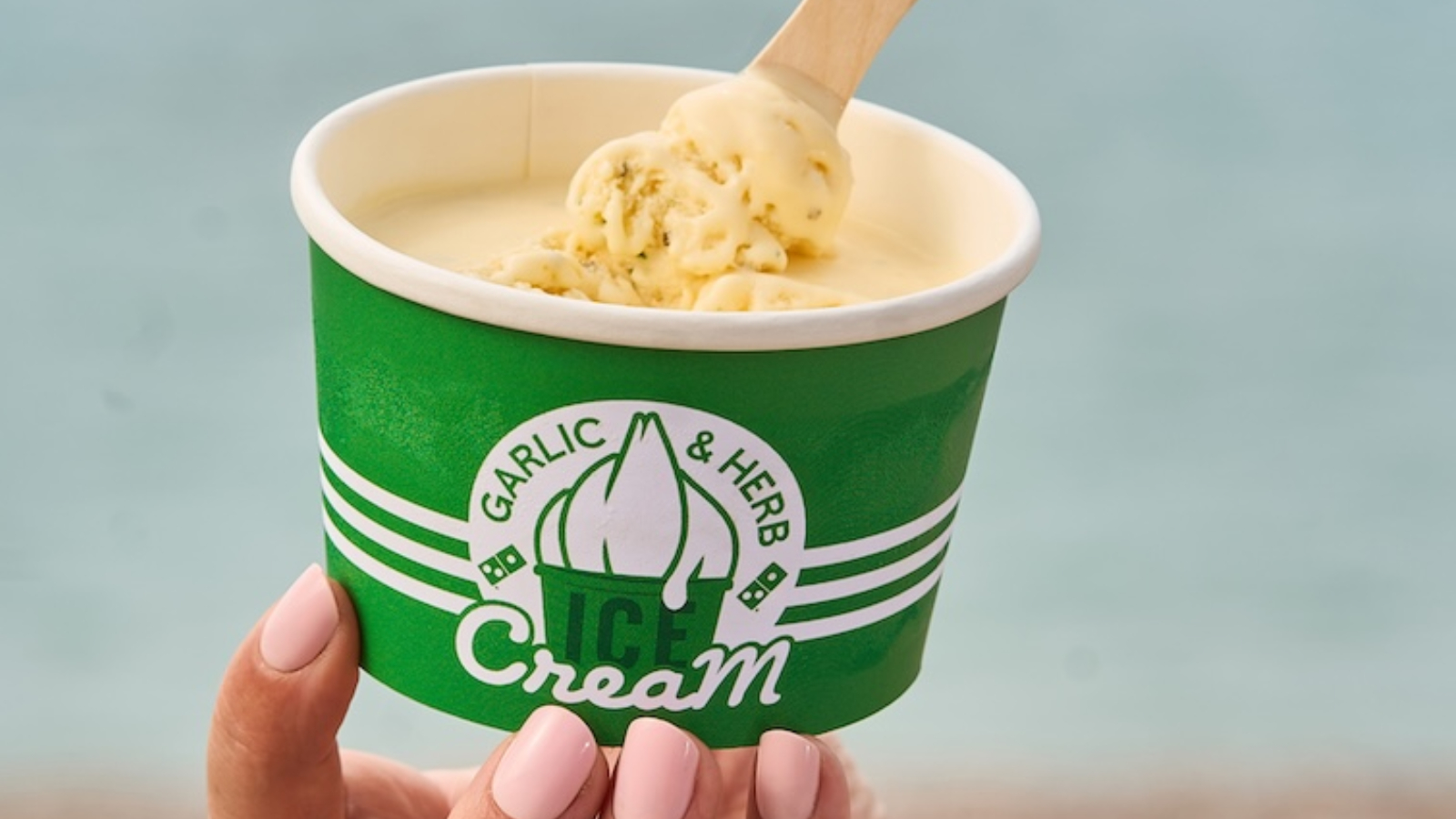 Domino's convierte su salsa de ajo y hierbas en helado y ofrece muestras gratuitas