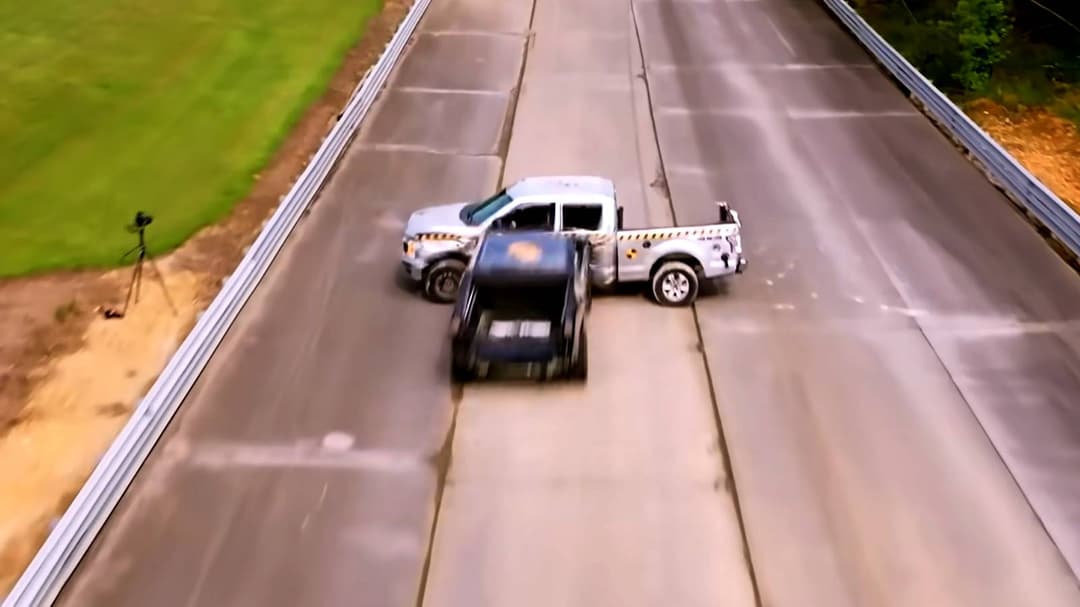 WhistlinDiesel lanza Cybertruck contra F-150 a 111 mph y declara a Ford ganador