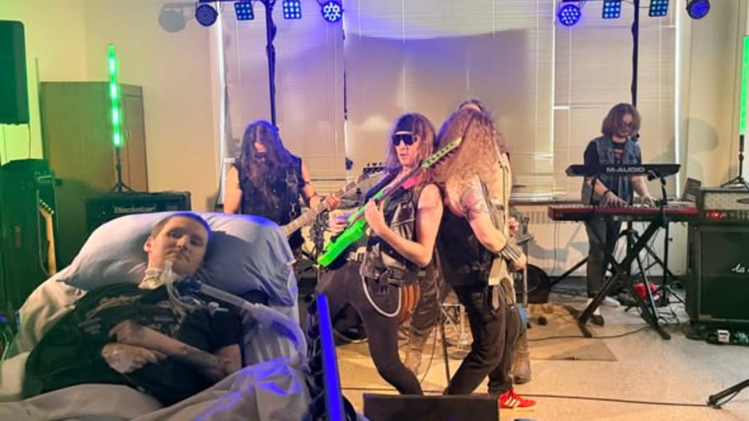 Banda de heavy metal convierte hospital en concierto para cumplir último deseo de paciente