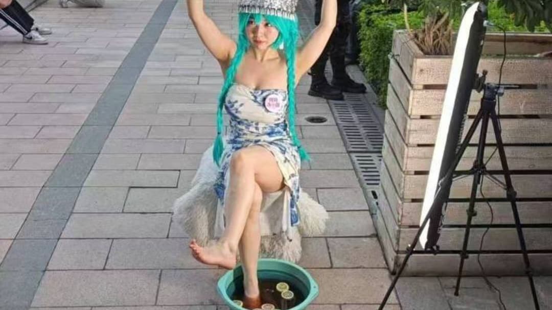Cosplayers expulsados de convención china por tendencia viral de 'jugo de pies'