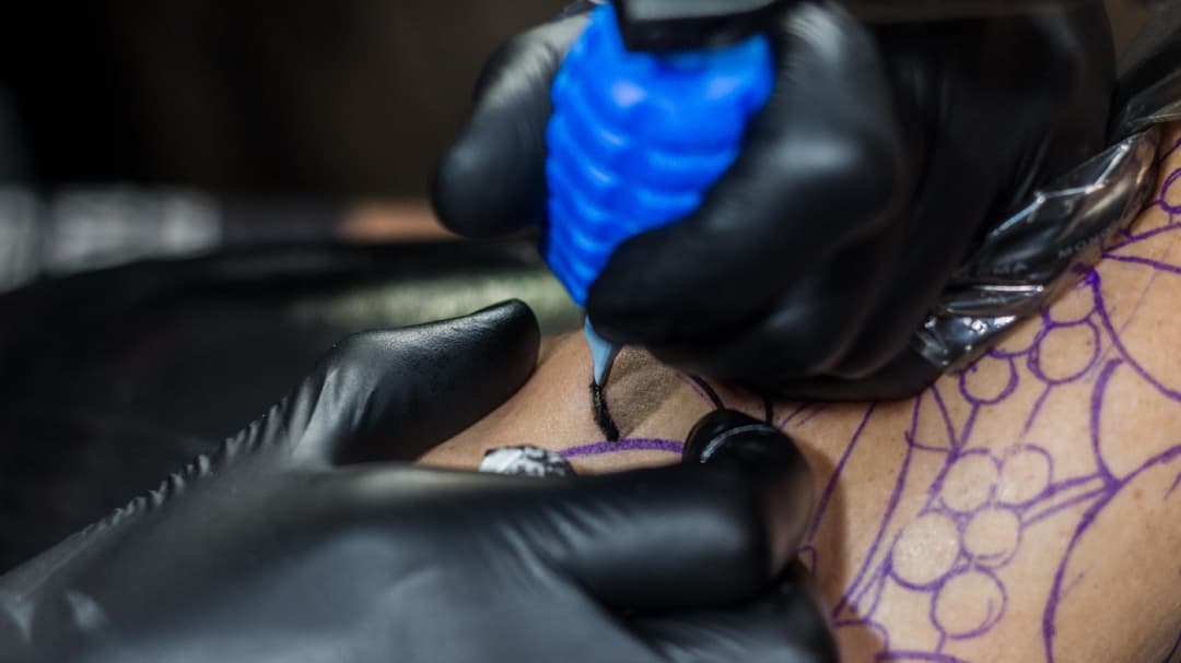 CEO de startup de inteligencia artificial se disculpa por pedir tatuajes a cambio de entrevista de trabajo