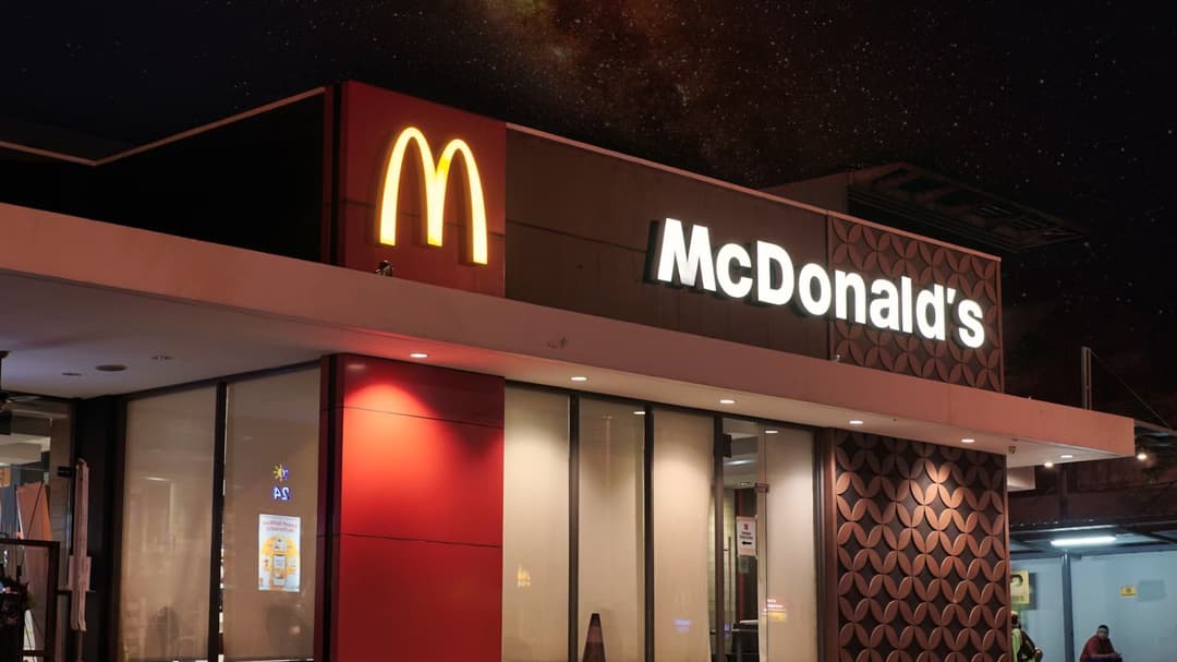 McDonald's actualiza sus tiras McCrispy con receta más crujiente y nueva salsa Caesar