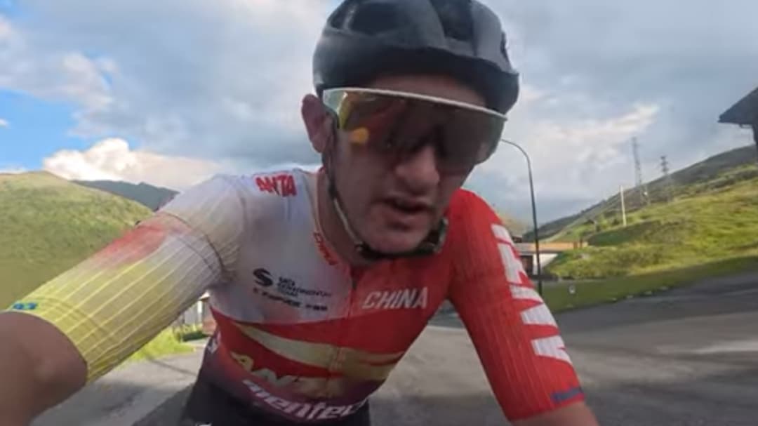 Pro cyclist devestated tras China race disqualifies him over AI glasses while Tour de France allows vlogging